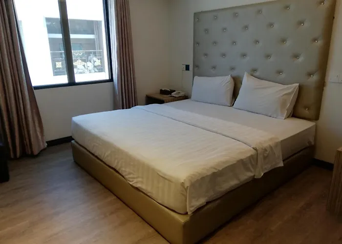Ease Hotel